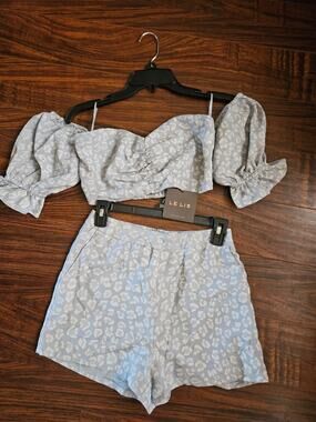 Le Lis 2 piece cropped top set Size Small - top & short set